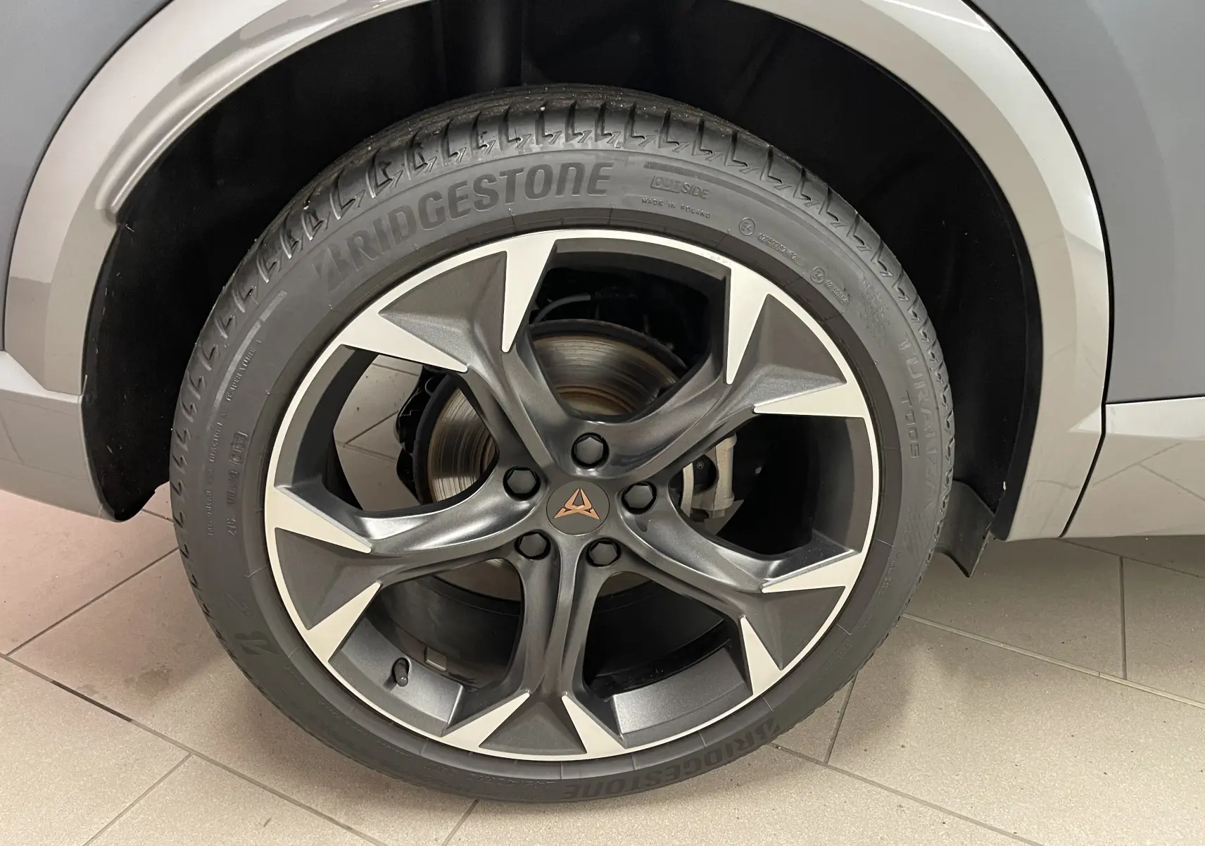 Gros plan sur la roue avant droite du CUPRA Formentor gris magnétique mat avec jante alliage au design sportif.