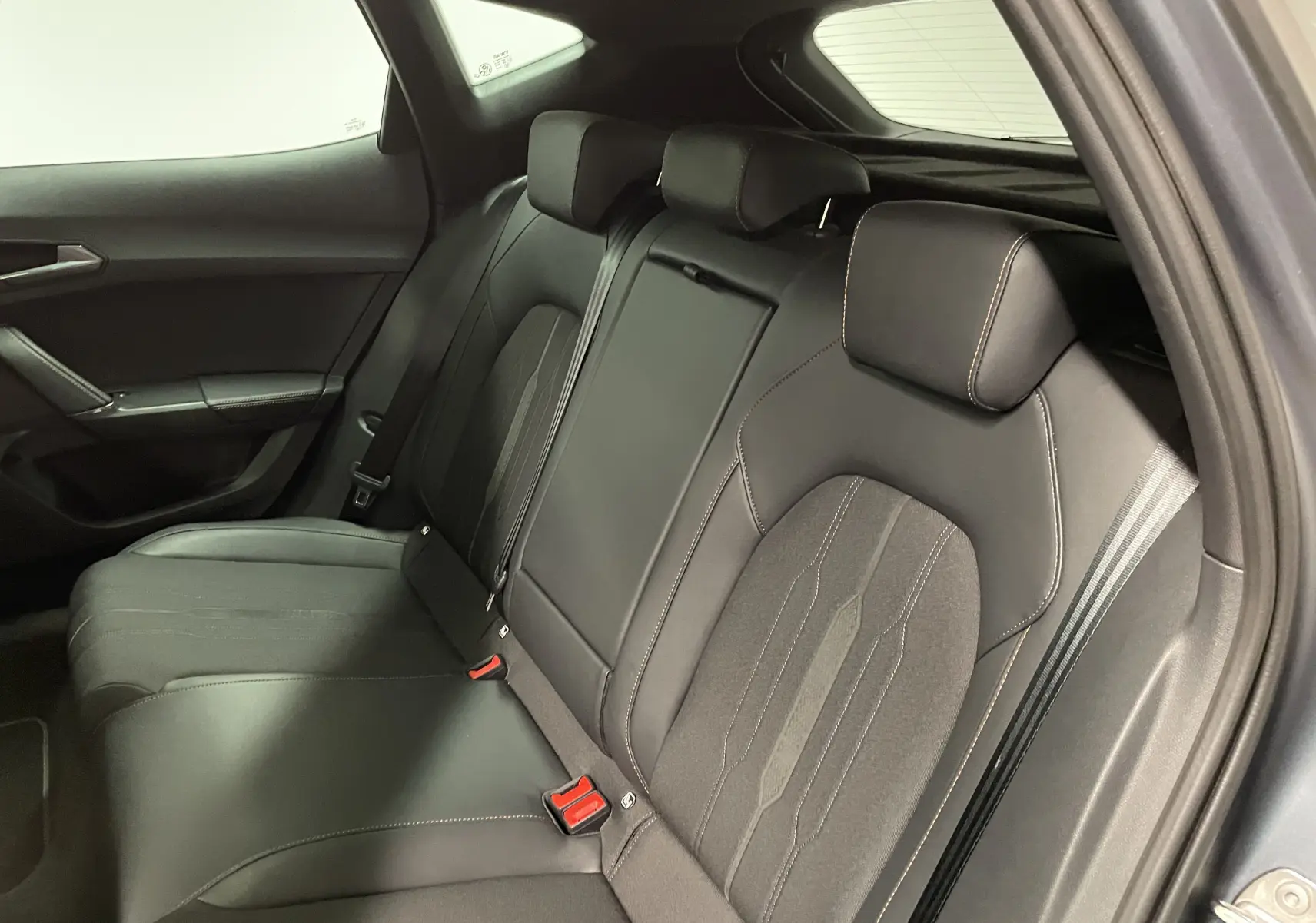 Vue intérieure du siège arrière droit du CUPRA Formentor 1.5 TSI 150 DSG7 VZ-LINE 2023 avec sellerie noire et surpiqûres contrastées.