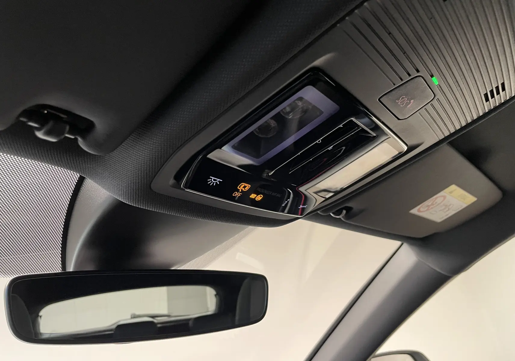 Plafonnier avec commandes éclairage et bouton SOS dans l'habitacle du CUPRA Formentor gris mat, vue intérieure avant droite.