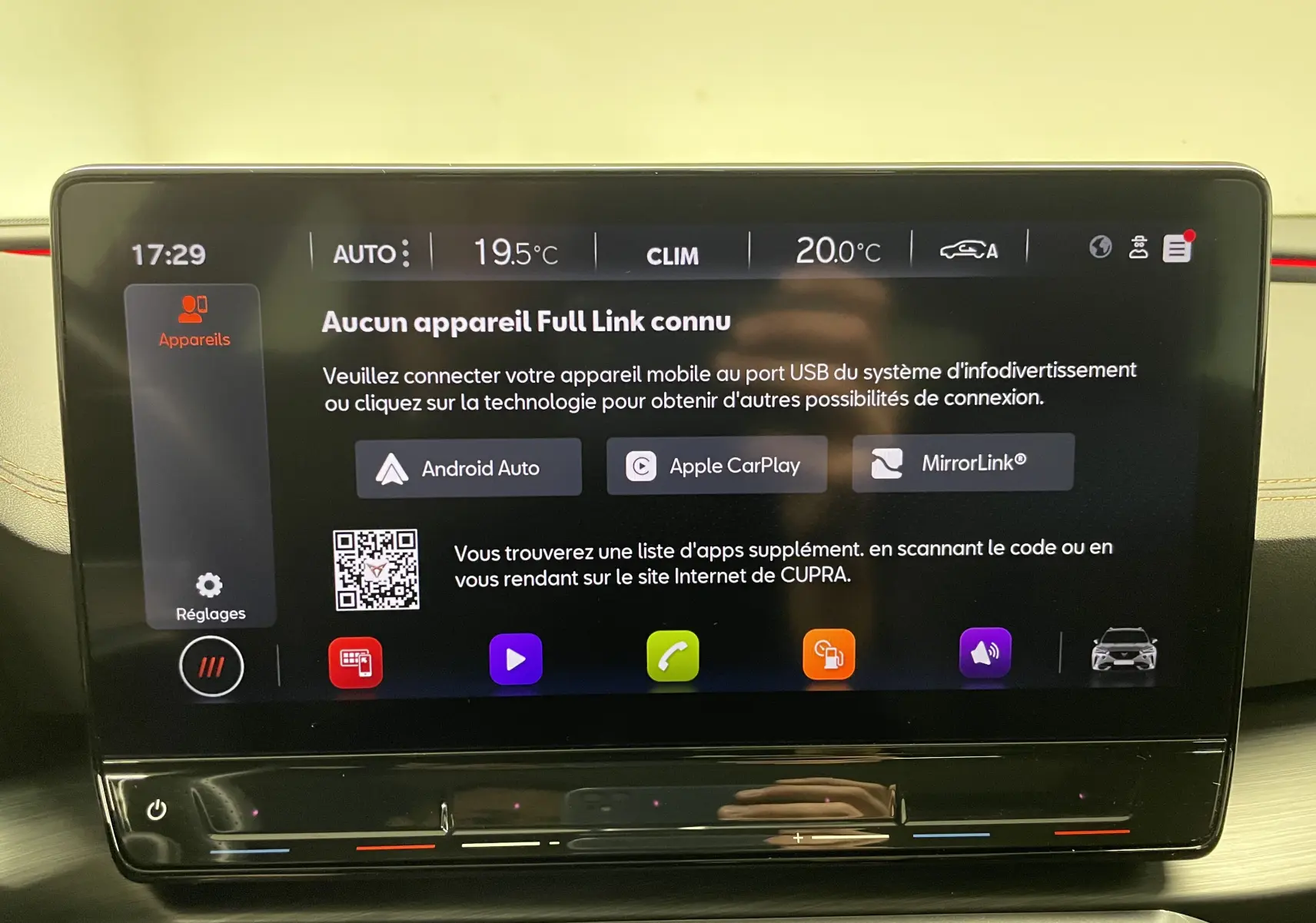 Écran tactile central du CUPRA Formentor 2023 affichant les options de connexion Android Auto, Apple CarPlay et MirrorLink.