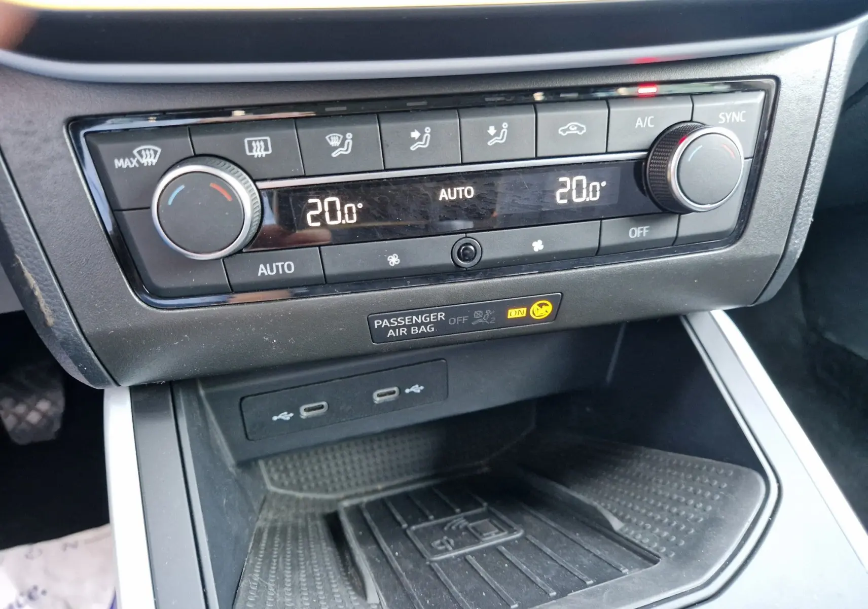 Gros plan sur la console centrale du SEAT Arona 2025, montrant la climatisation automatique et deux ports USB.