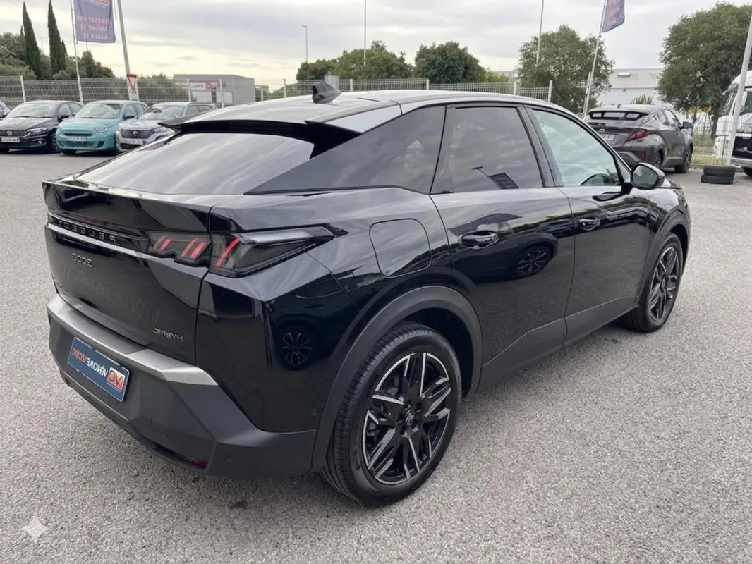 Vue 3/4 arrière droite du Peugeot 3008 Hybrid noir avec jantes alliage 19 pouces et feux arrière LED distinctifs.