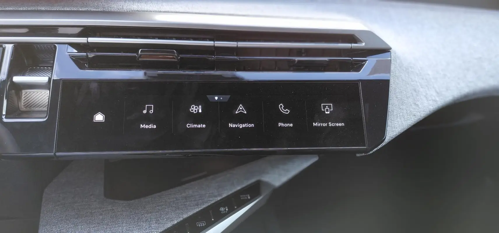 Écran tactile central du tableau de bord du Peugeot 3008 Hybrid 136 e-DCS6 Allure 2025, vue rapprochée.