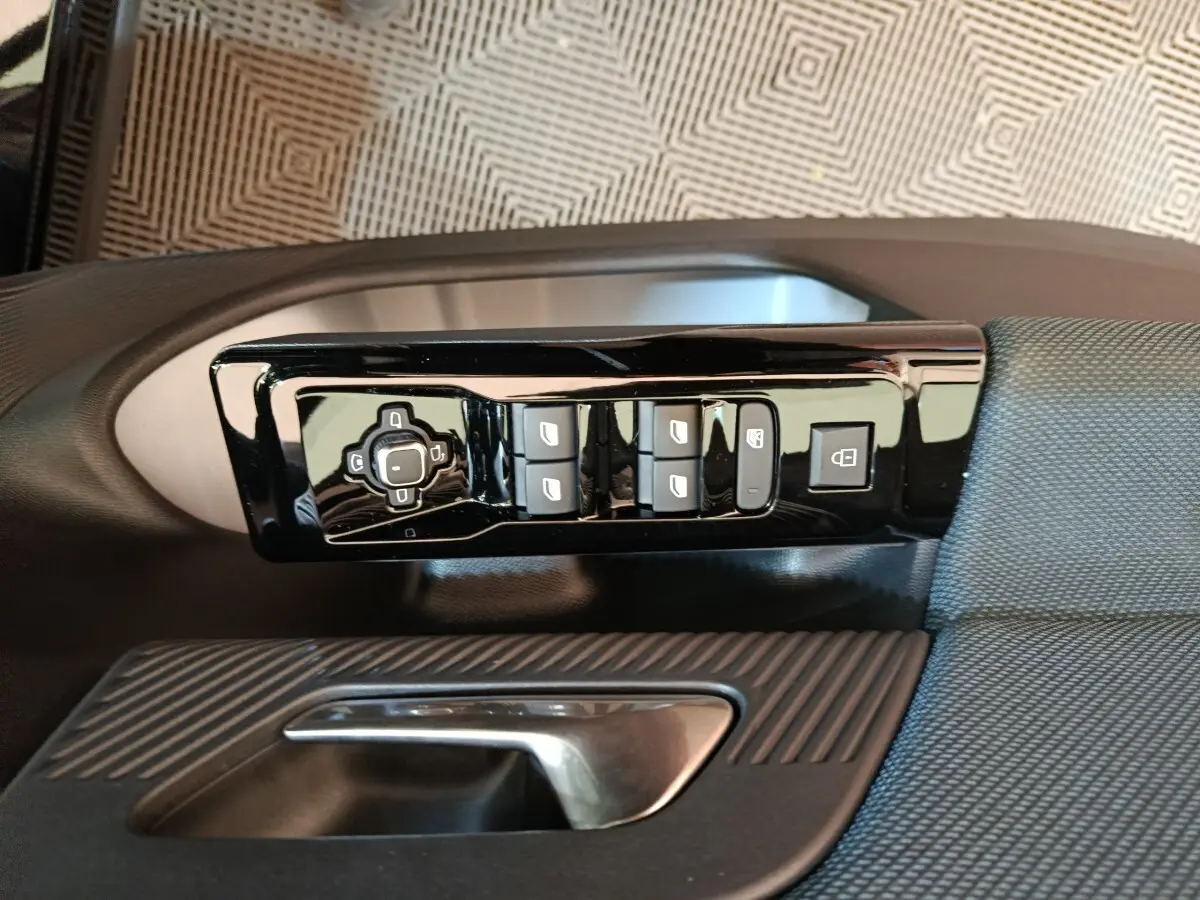 Détail côté gauche intérieur de porte noire du Citroën C5 Hybride avec commandes de vitres et verrouillage.