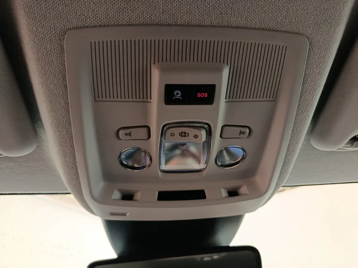 Vue intérieure en gros plan du plafonnier gris avec commandes d’éclairage et bouton SOS du Citroën C5 Hybride 2026.