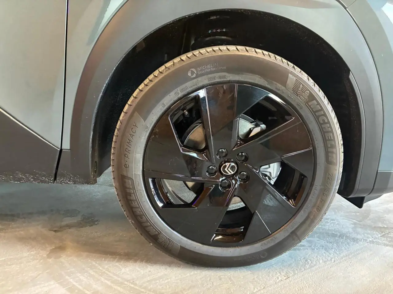 Gros plan sur la roue avant droite noire brillante du Citroën C5 Aircross vert 2026 avec pneu Michelin.