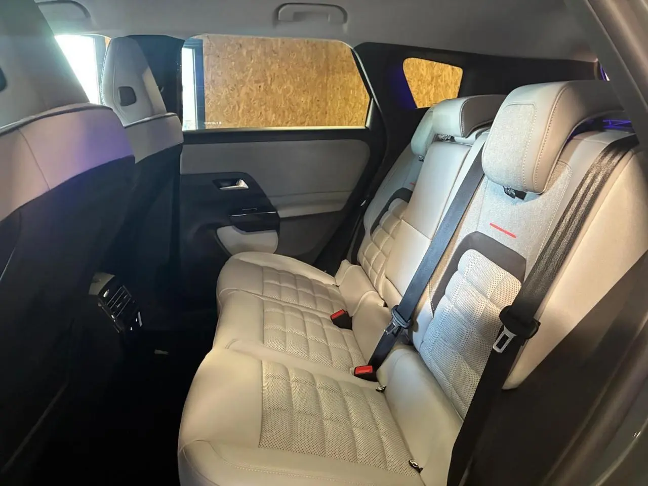 Vue intérieure sur les sièges arrière en cuir clair du Citroën C5 Aircross II 2026, avec ceintures de sécurité visibles.