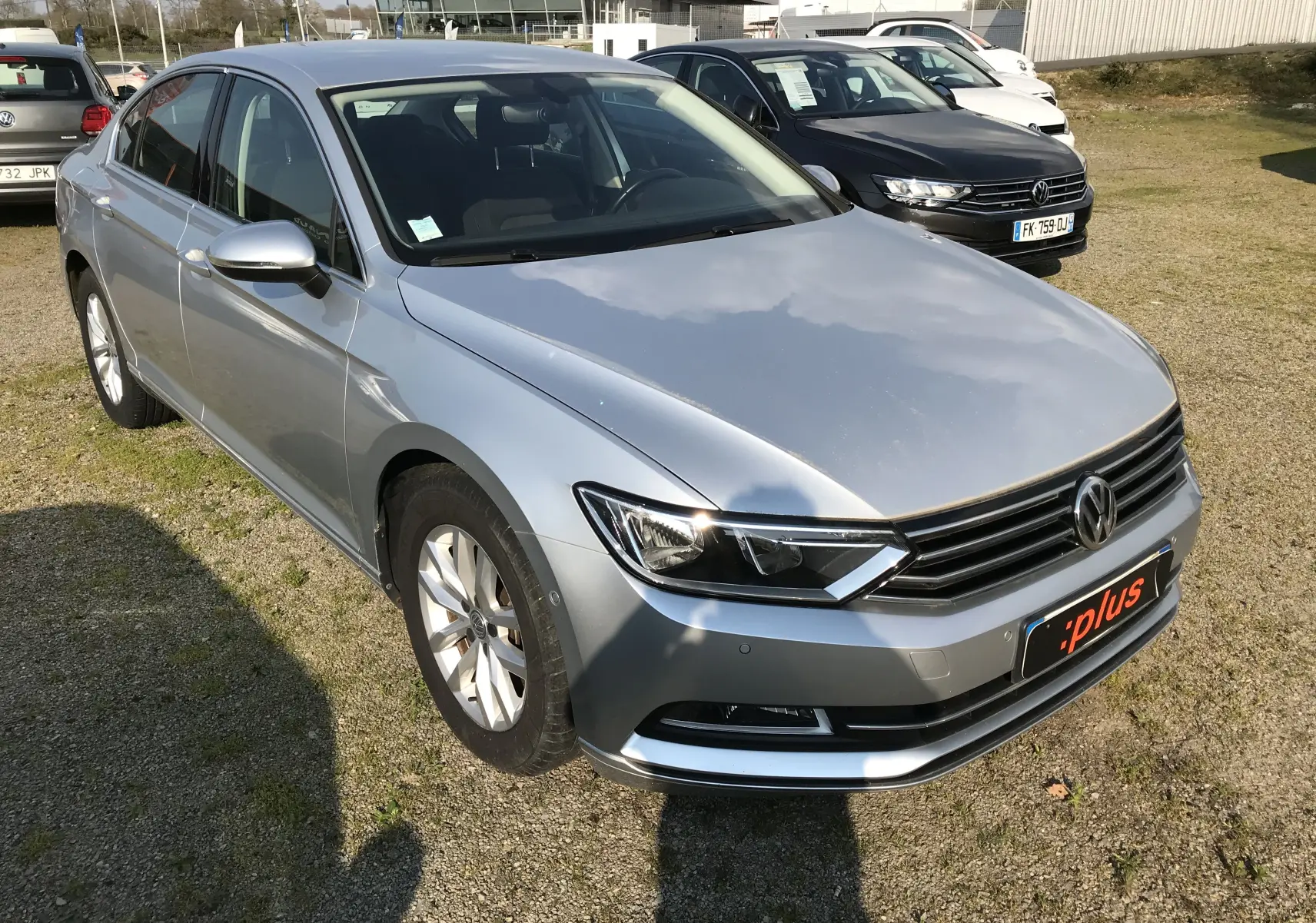 Volkswagen Passat confortline business 2015 en reflet d'argent vue 3/4 avant avec calandre et phares LED visibles