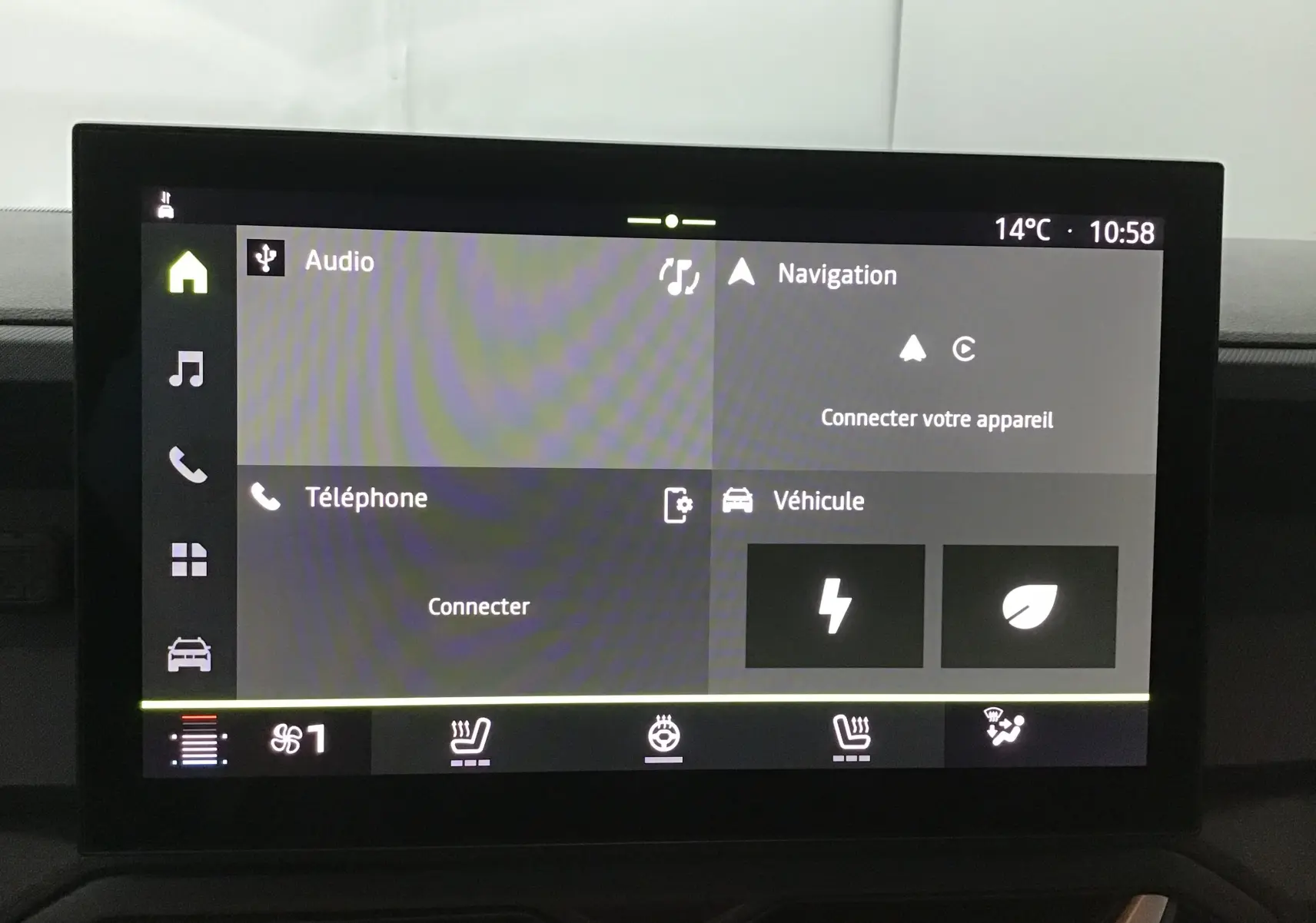 Écran tactile central du Dacia Duster 2025 blanc glacier, affichant les menus audio, navigation, téléphone et véhicule.