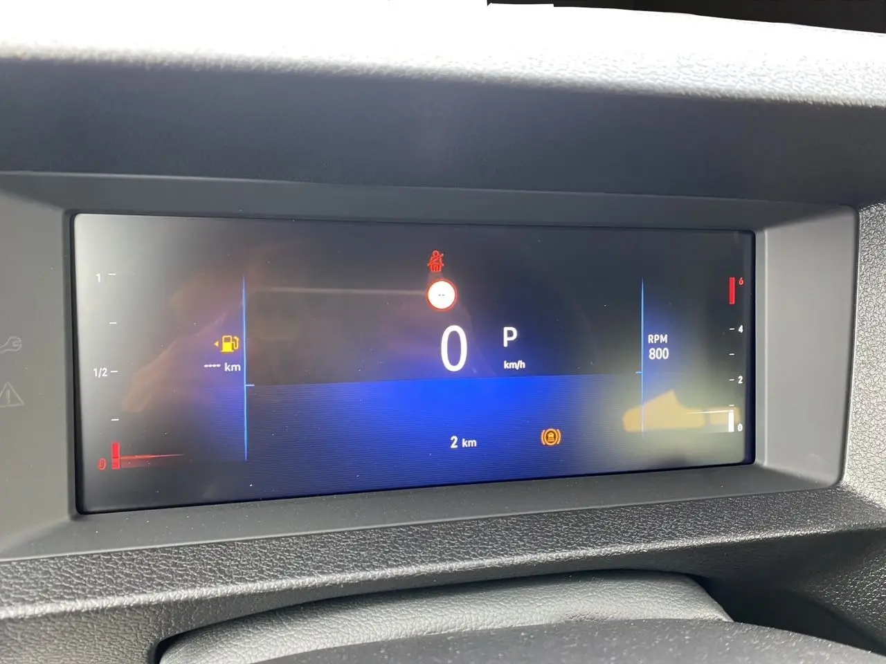 Affichage numérique du tableau de bord de l'Opel Vivaro blanc, montrant la vitesse à 0 km/h et le régime moteur à 800 RPM.