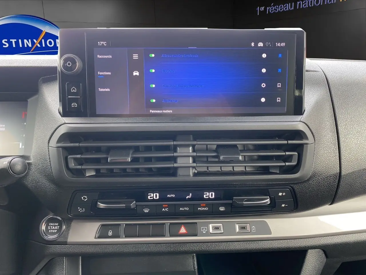 Tableau de bord intérieur de l'Opel Vivaro 2025 avec écran tactile et commandes climatisation en vue frontale.