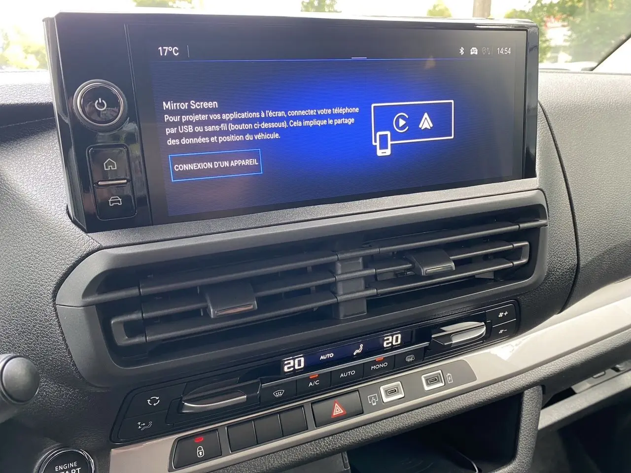 Vue rapprochée de l’écran tactile et de la console centrale noire de l’Opel Vivaro 2025, affichant la fonction Mirror Screen.
