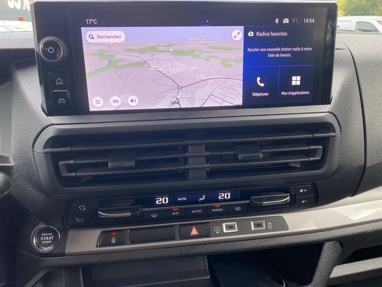 Tableau de bord de l'Opel Vivaro blanc 2025 avec écran tactile affichant la navigation et commandes climatisation digitales.