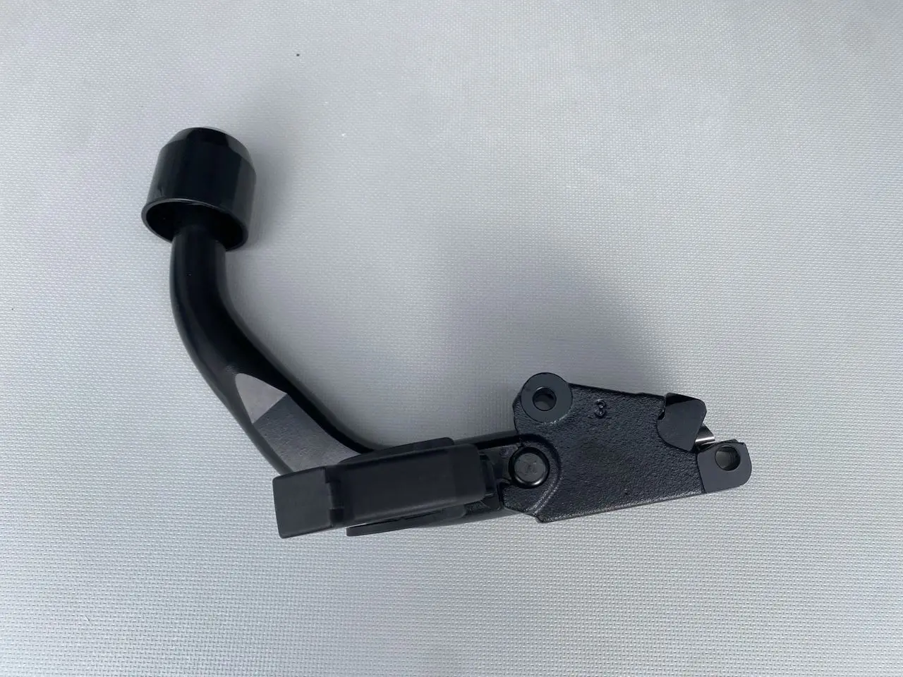 Pièce noire d'attelage monobloc démontable pour Opel Vivaro blanc, vue en gros plan sur fond clair.