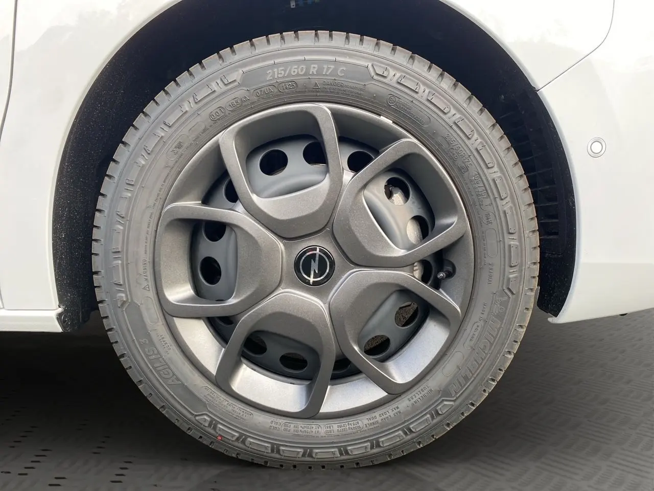 Gros plan sur la roue arrière droite du fourgon blanc Opel Vivaro 2025, mettant en valeur l'aile et le passage de roue.