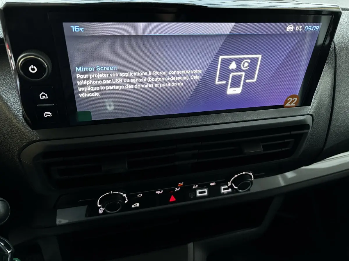 Écran tactile central et commandes de climatisation du tableau de bord du Peugeot Expert Fourgon blanc 2025.