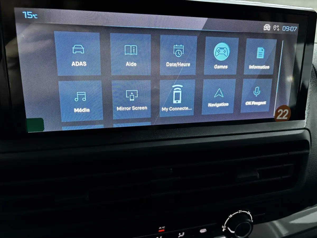 Écran tactile central du Peugeot Expert Fourgon blanc 2025 montrant les options connectées et multimédia.