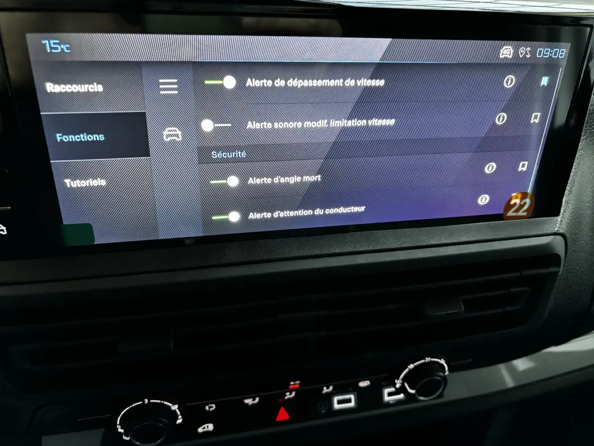 Écran tactile du tableau de bord du Peugeot Expert Fourgon blanc, affichant les options d'alerte et sécurité du véhicule.