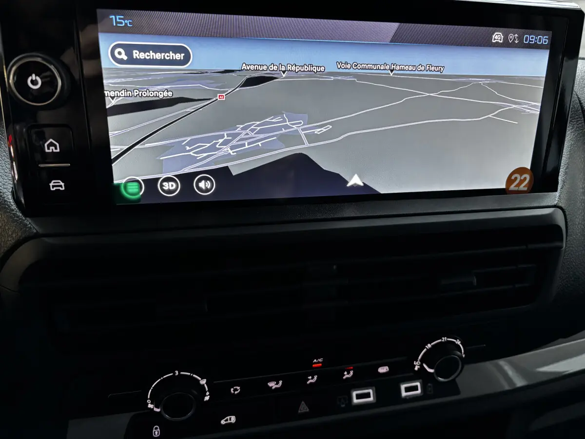 Écran tactile de navigation et commandes de climatisation du tableau de bord du Peugeot Expert Fourgon blanc 2025.