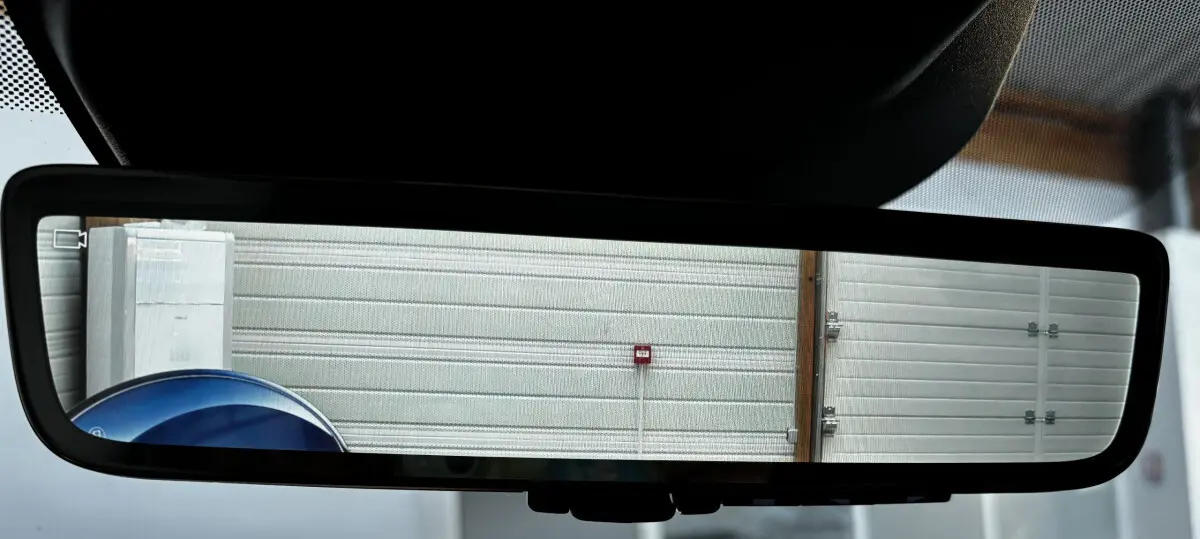 Rétroviseur intérieur numérique du Peugeot Expert Fourgon blanc, affichant une vue arrière nette d'un garage fermé.