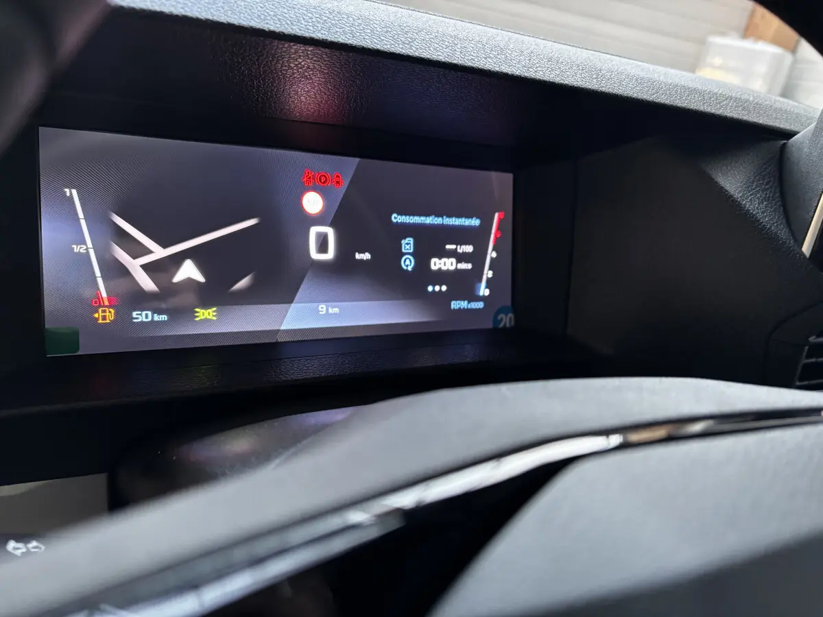 Tableau de bord numérique du Peugeot Expert Fourgon blanc 2025, affichant la consommation et la vitesse à l'arrêt.