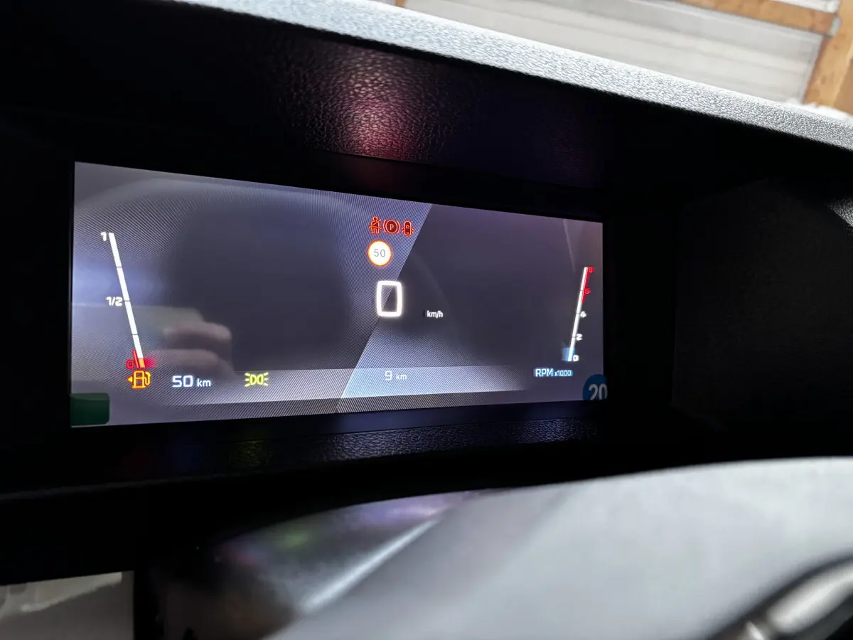 Affichage numérique du tableau de bord du Peugeot Expert Fourgon blanc, montrant la vitesse à 0 km/h et jauges du carburant et moteur.