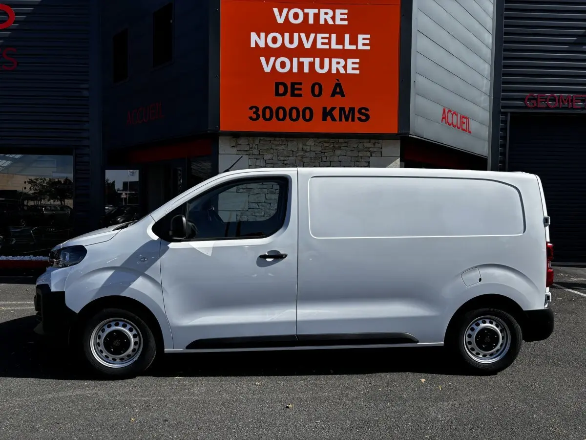 Profil droit du Peugeot Expert Fourgon blanc 2025, avec porte latérale pleine et jantes acier simples.