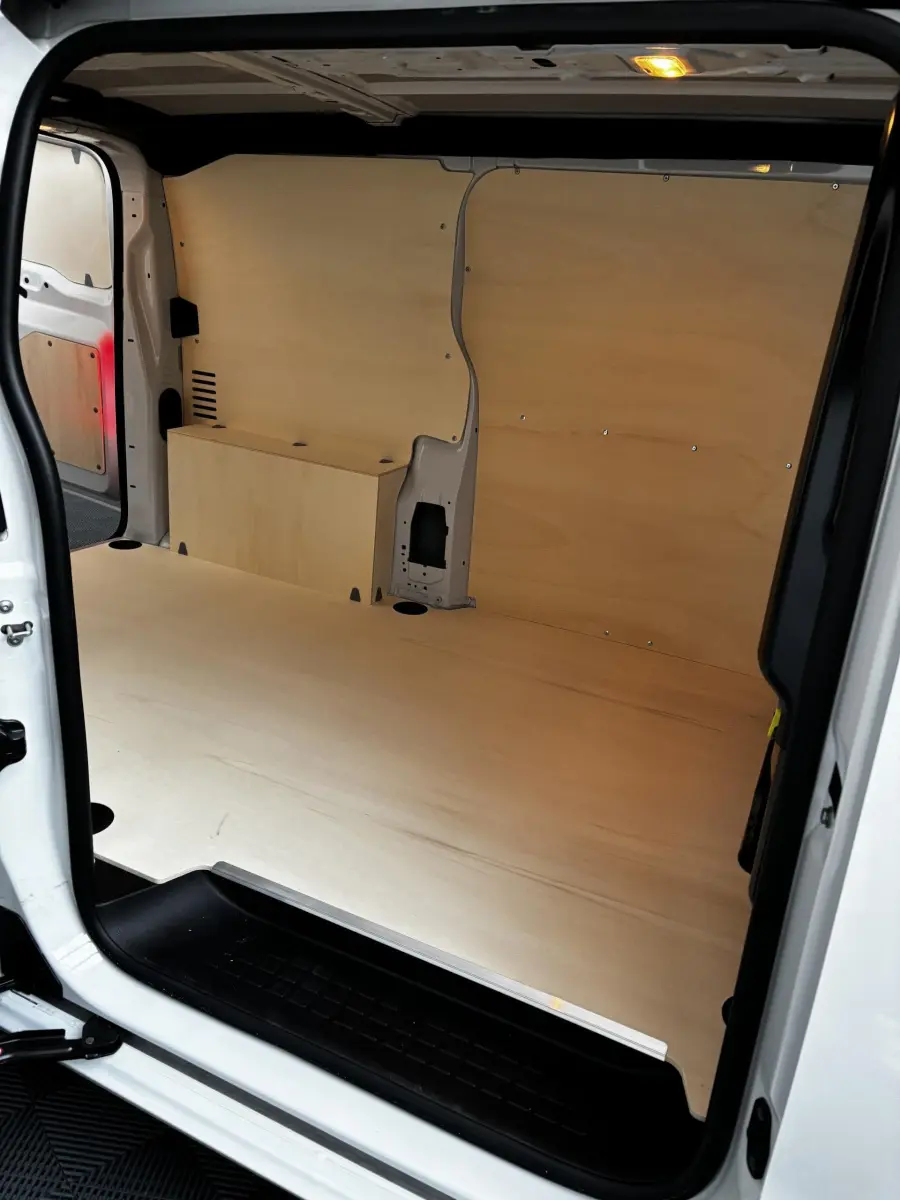 Vue intérieure du coffre du Peugeot Expert Fourgon blanc Taille M 2025, avec aménagement bois clair et cloison pleine.