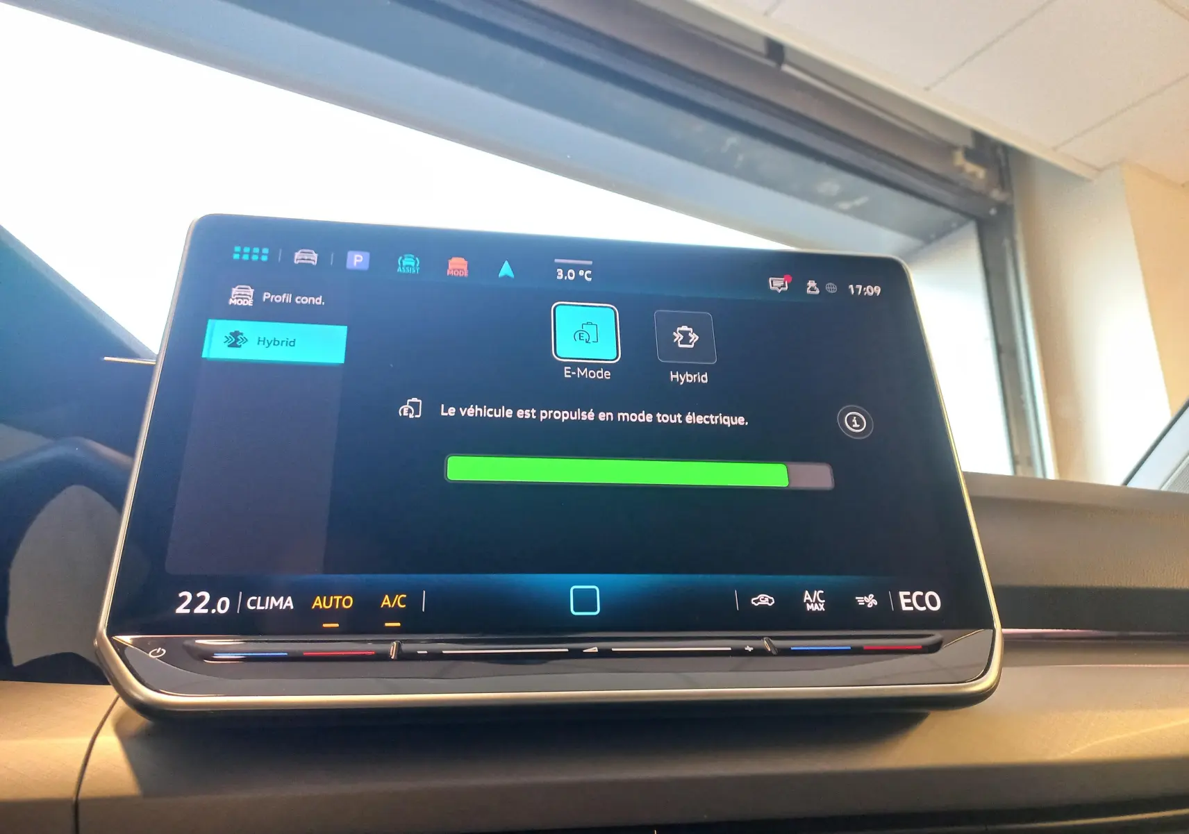 Écran tactile central de la Volkswagen Golf 1.5 eHybrid 2025 affichant le mode tout électrique en intérieur.