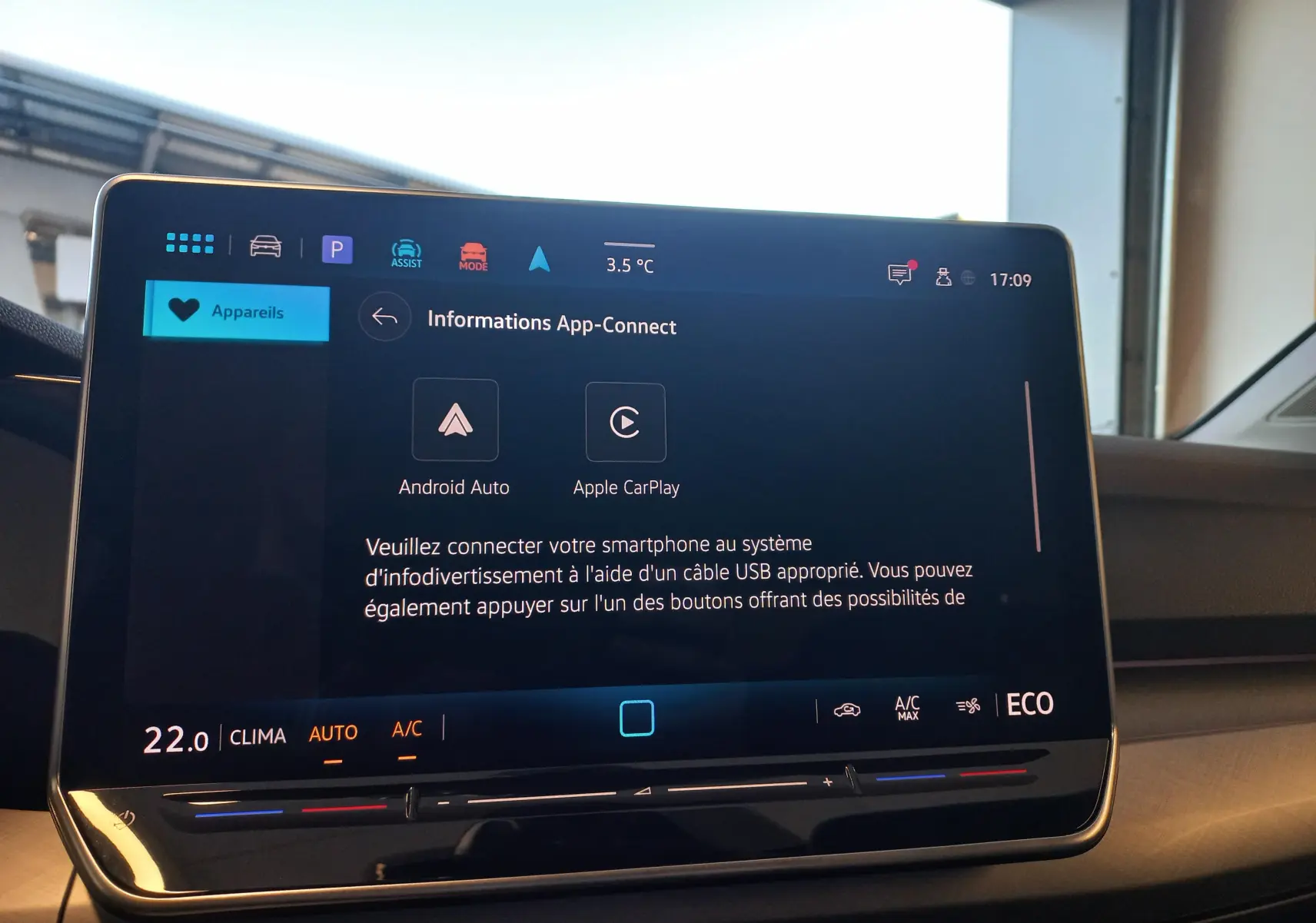 Écran tactile central de la Volkswagen Golf 1.5 eHybrid 2025 affichant les options Android Auto et Apple CarPlay.