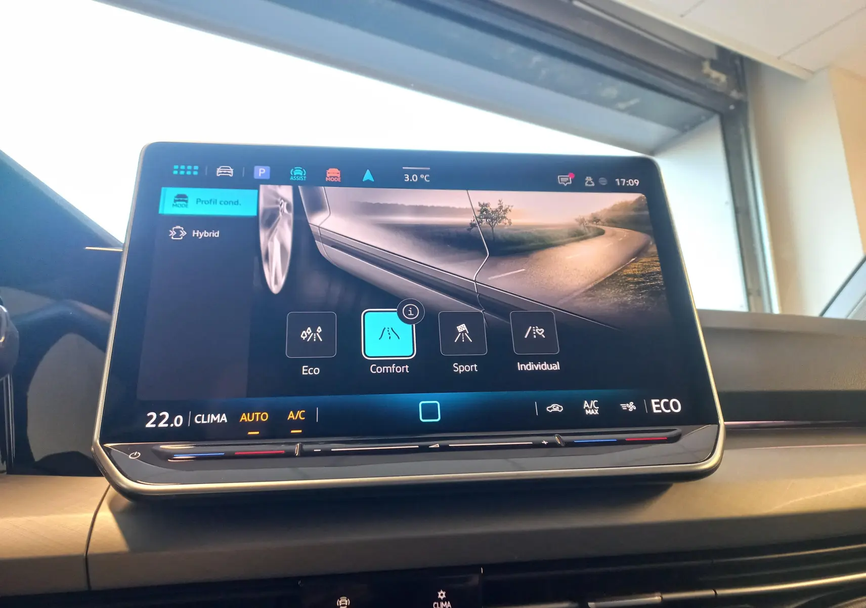 Écran tactile intérieur de la Volkswagen Golf 1.5 eHybrid 2025 affichant les modes de conduite, vue de face.