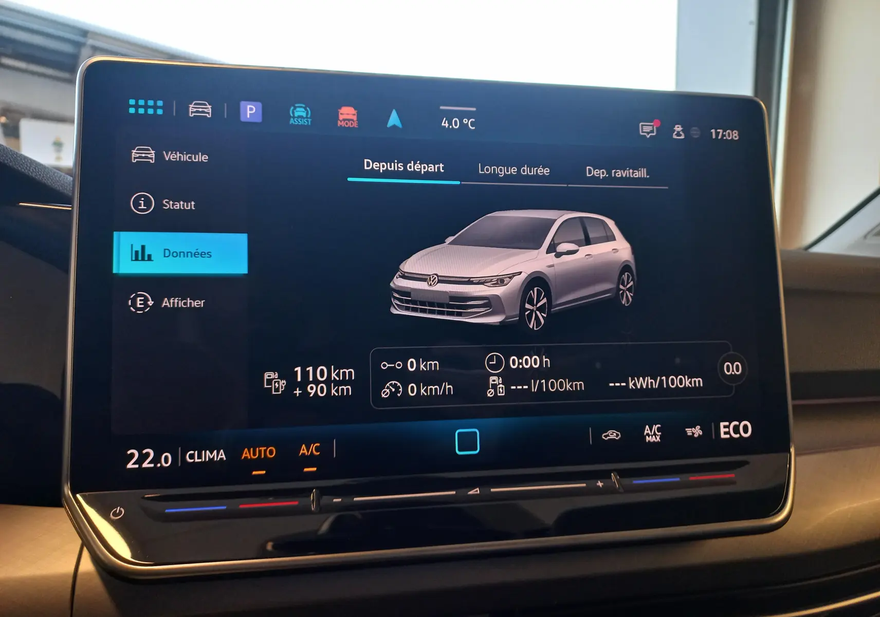 Écran tactile intérieur affichant une vue 3/4 avant d'une Volkswagen Golf 1.5 eHybrid argent Dolomite.