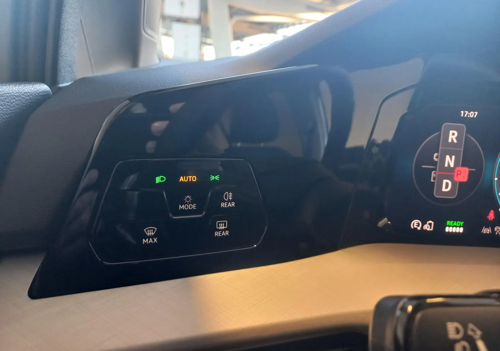 Détail du tableau de bord de la Volkswagen Golf 1.5 eHybrid 2025 montrant les commandes d'éclairage et l'affichage numérique.