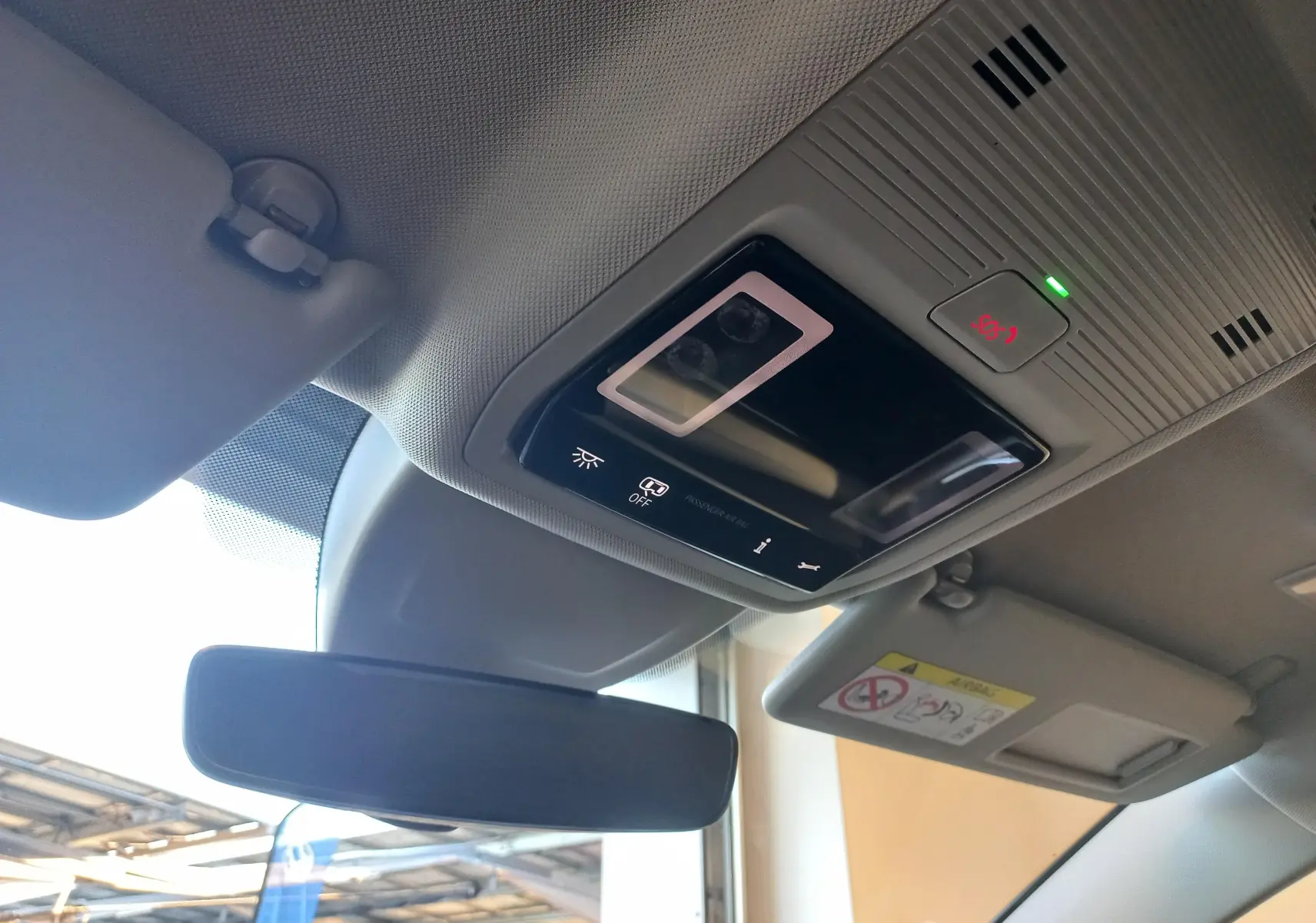 Détail du plafonnier avec commandes et miroir de courtoisie dans l'habitacle d'une Volkswagen Golf 1.5 eHybrid 2025.