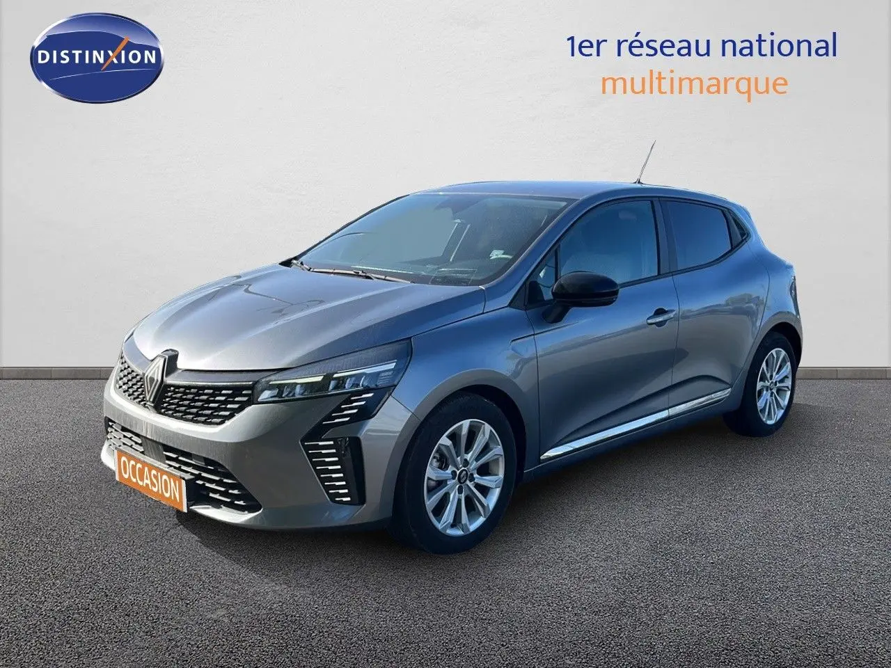 Renault Clio 2025 gris schiste métal vue 3/4 avant droit, avec calandre distinctive et feux LED modernes.