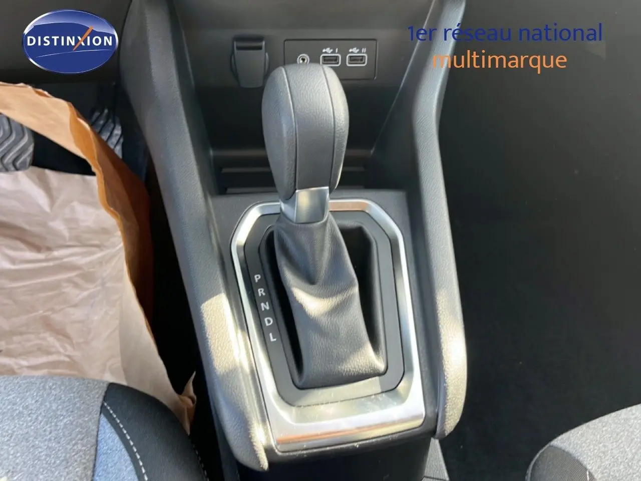 Le levier de vitesses automatique en cuir noir de la Renault Clio V 1.0 TCE 90ch, vue rapprochée de la console centrale.