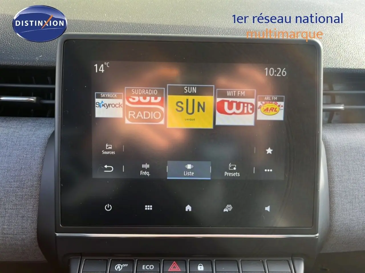 Vue de face de la Renault Clio 2025 gris schiste métal, mettant en valeur l'écran tactile central et la planche de bord.