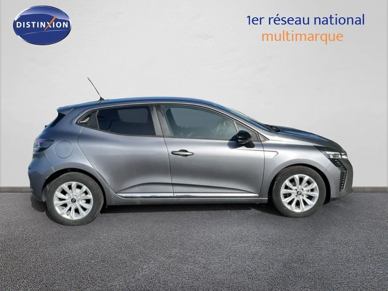 Profil droit de la Renault Clio 2025 gris schiste métal avec jantes alliage et vitres teintées sur fond neutre.