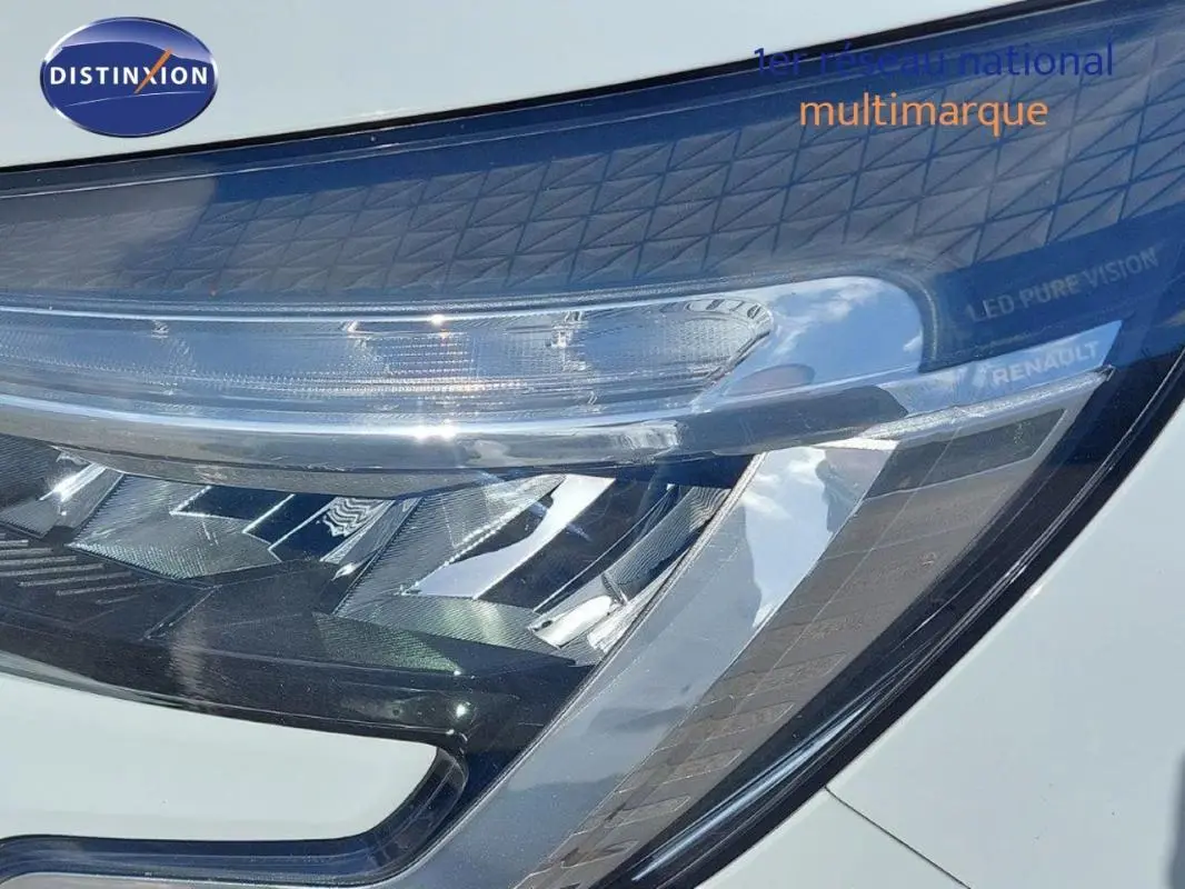 Gros plan sur le phare avant droit blanc de la Renault Clio V SCe 75 Business avec inscription LED Pure Vision.