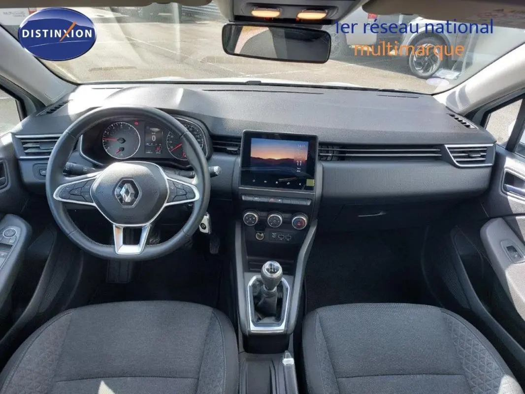Vue intérieure avant de la Renault Clio V SCe 75 Business 2020, tableau de bord avec écran tactile et boîte manuelle.