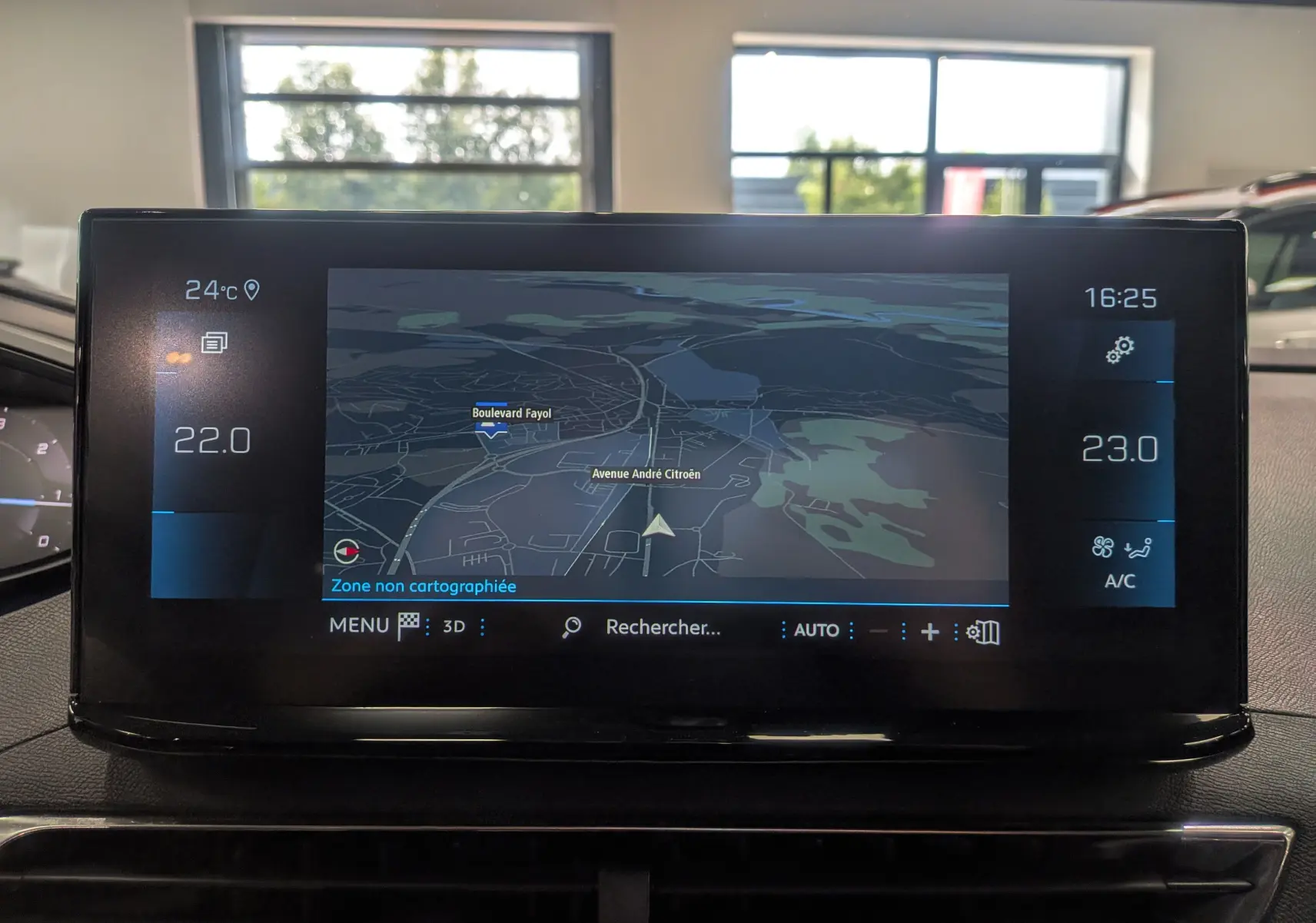 Écran tactile central du Peugeot 3008 2022 affichant la navigation et la climatisation intérieure.
