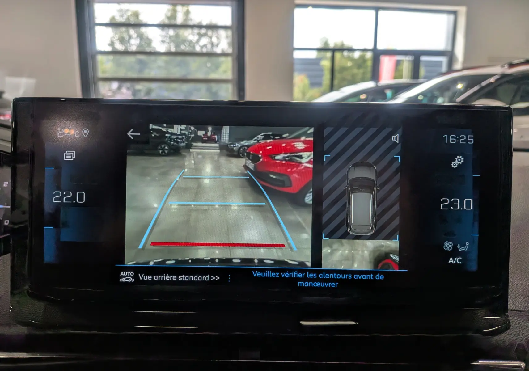 Écran multimédia du Peugeot 3008 BlueHDi 130 montrant la caméra de recul avec vue arrière et capteurs de stationnement.