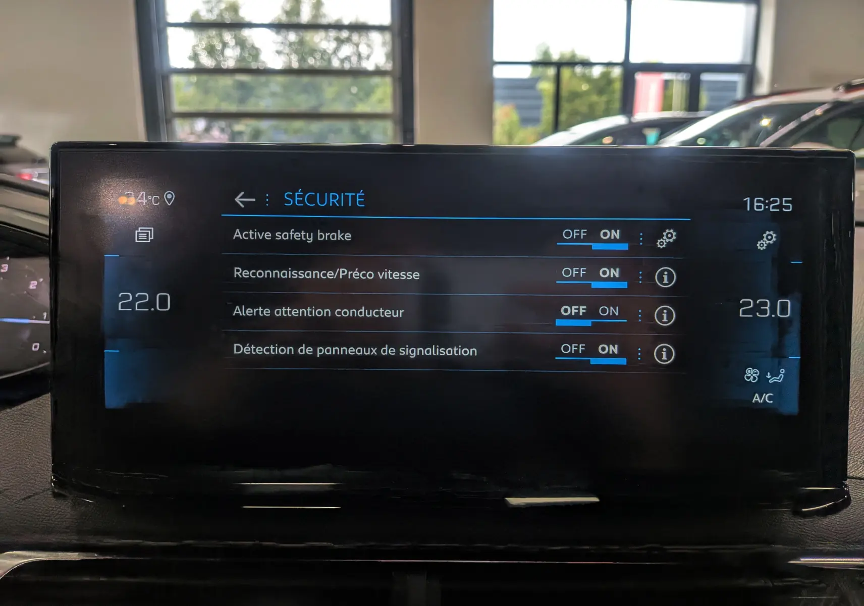 Écran tactile intérieur du Peugeot 3008 noir Perla 2022 affichant les réglages de sécurité activés.