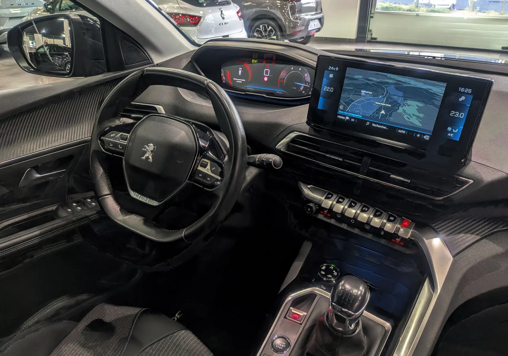 Intérieur du Peugeot 3008 BlueHDi 130 Allure 2022, vue côté conducteur, volant compact et écran tactile avec navigation.