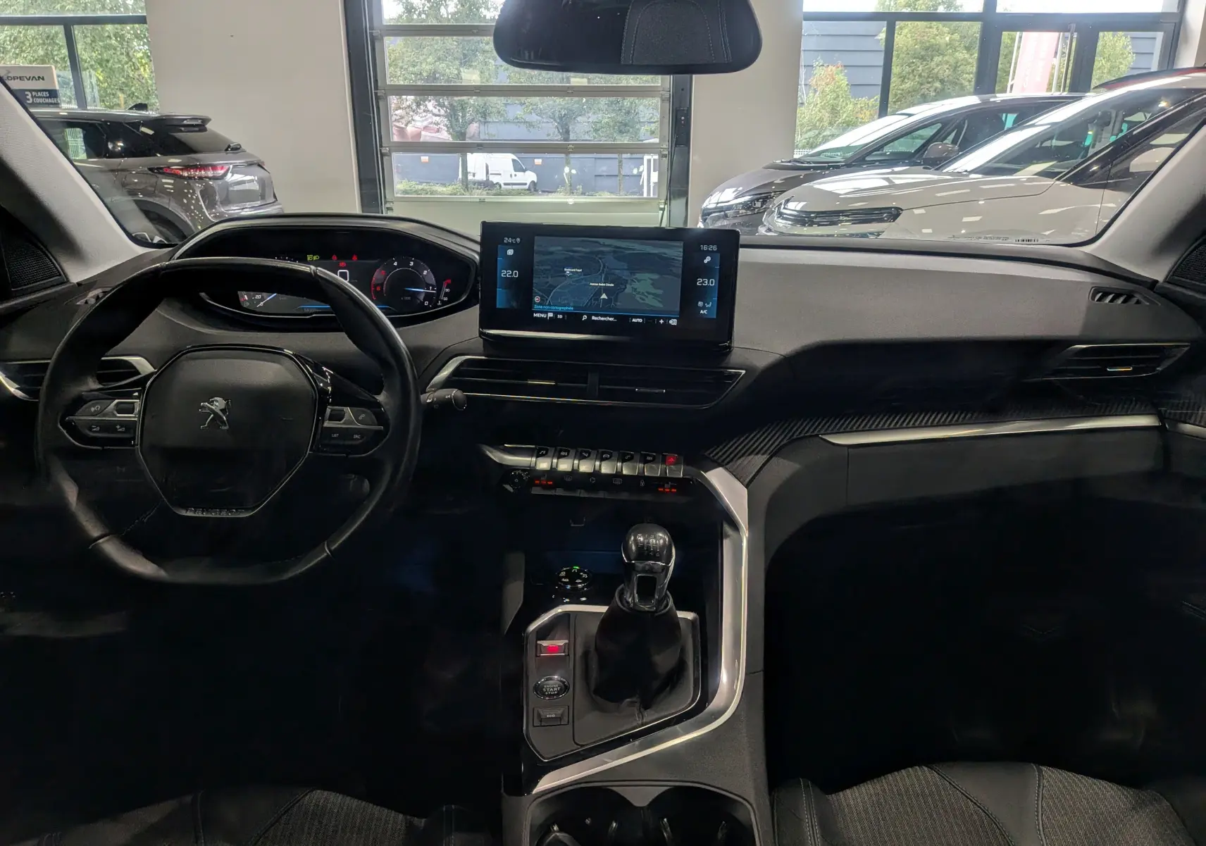 Intérieur du Peugeot 3008 BlueHDi 130 Allure 2022, vue tableau de bord avec écran tactile et levier de vitesses manuel.