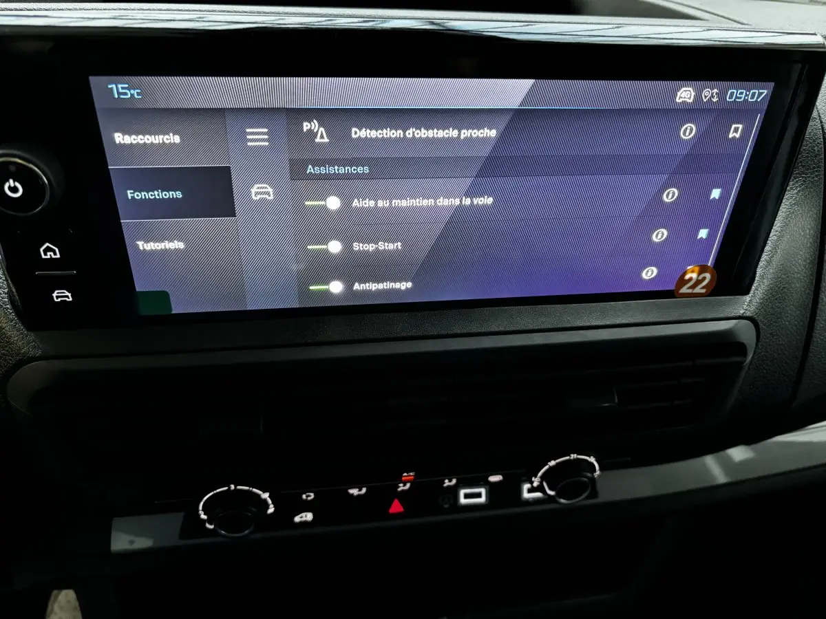 Écran tactile central du Peugeot Expert Fourgon blanc 2025 montrant les assistances à la conduite et la température extérieure.