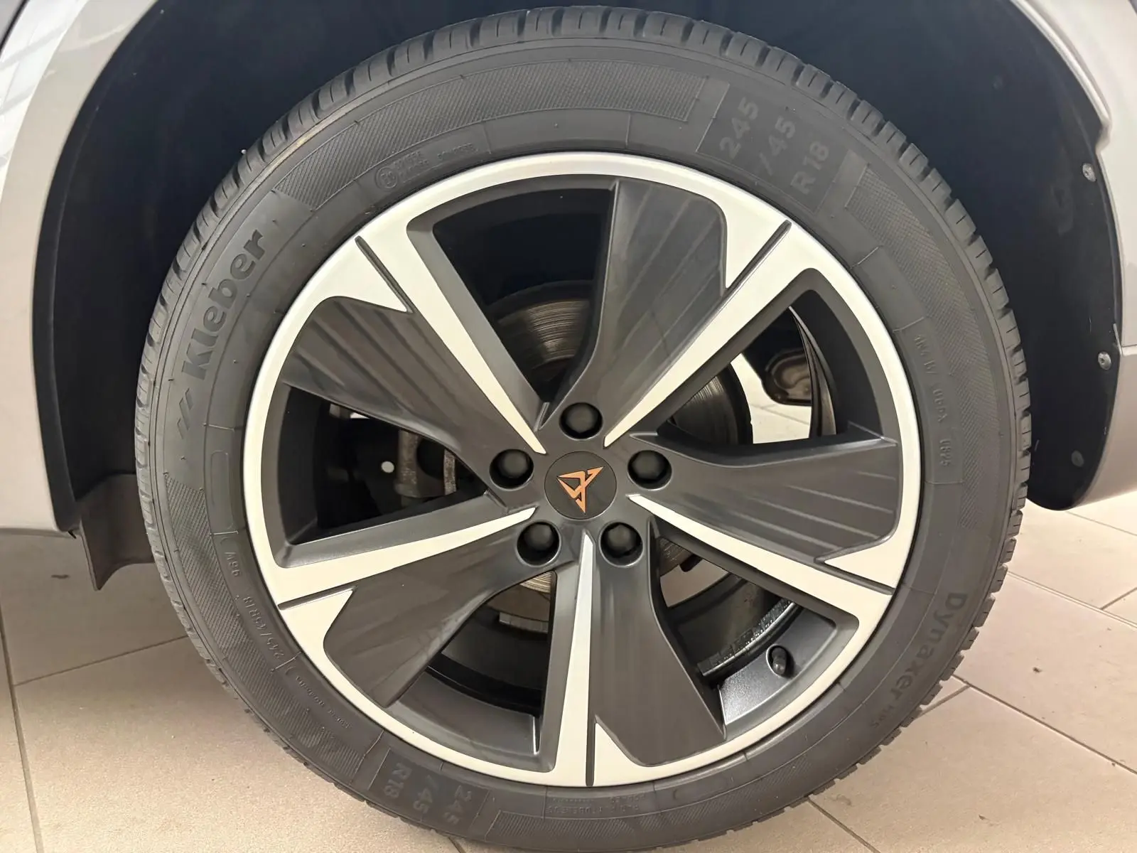 Gros plan sur la jante alliage 18'' Performance Aero gris et noir du CUPRA Formentor 1.5 TSI 2022, pneu Kleber visible.