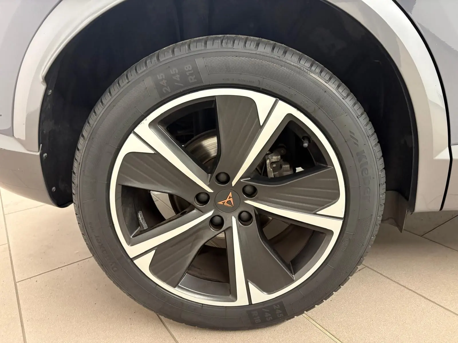 Gros plan sur la jante alliage 18'' Performance Aero de la CUPRA Formentor gris Graphène, côté arrière droit.