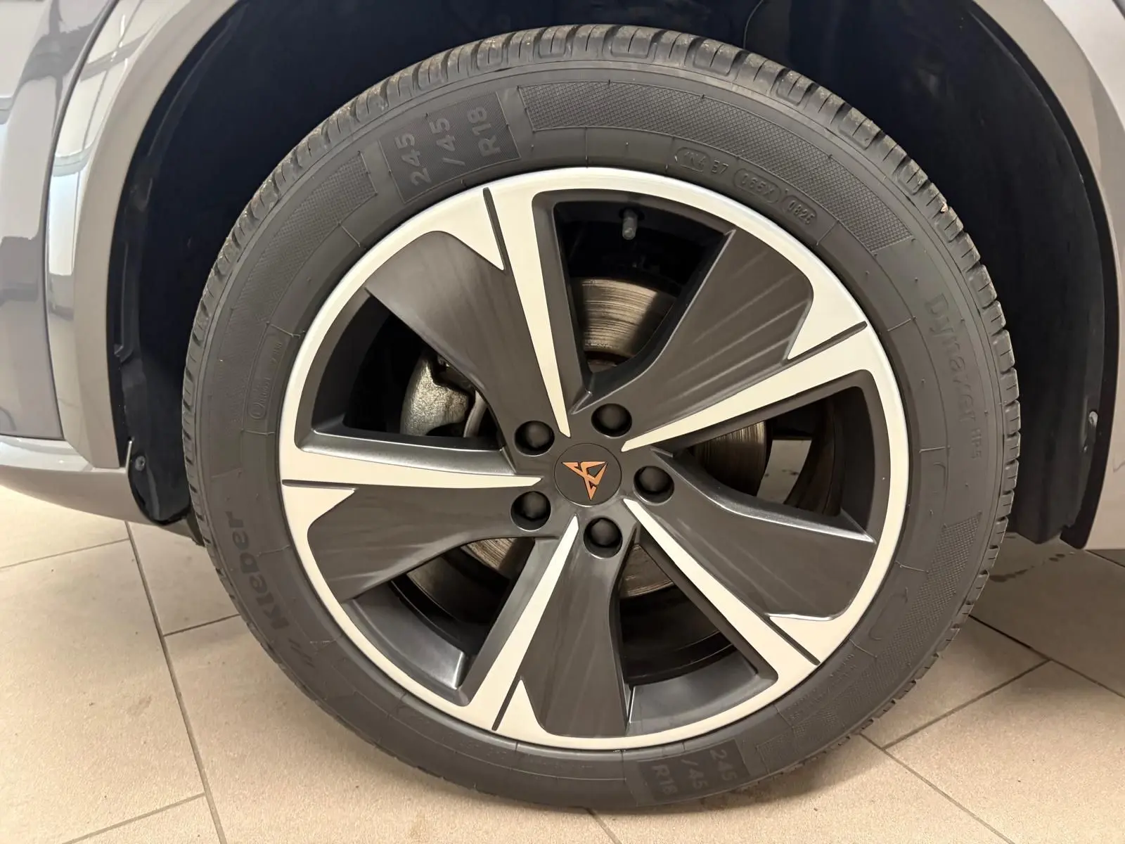 Gros plan sur la jante alliage 18'' Performance Aero du CUPRA Formentor gris Graphène, avec logo central cuivre.