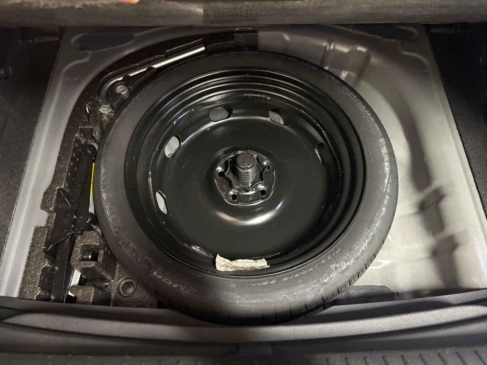 Roue de secours de taille réduite dans le coffre d'un CUPRA Formentor 1.5 TSI 150 DSG7, vue plongeante.